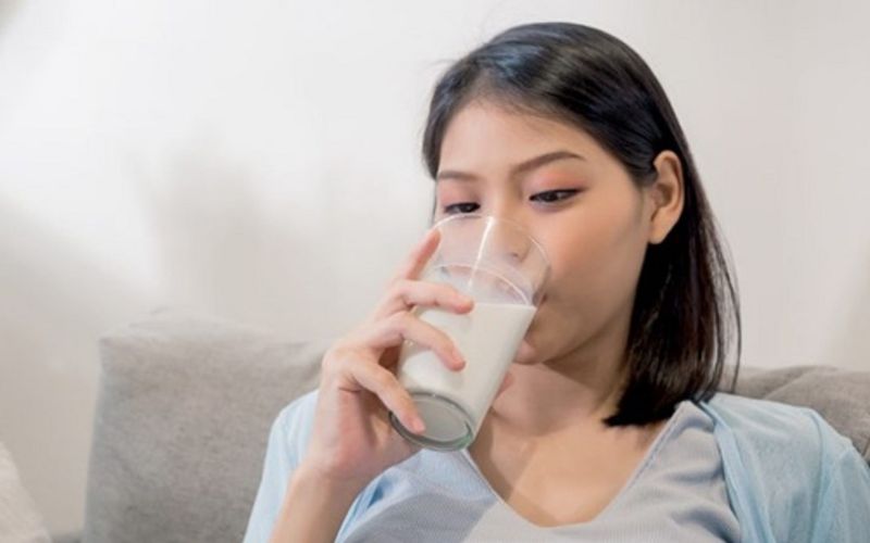 Phụ nữ sau sinh uống sữa tươi được không? Những điều chắc chắn phải biết