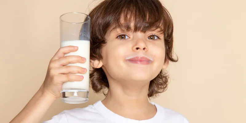 Tác hại của uống sữa đêm muộn là gì?