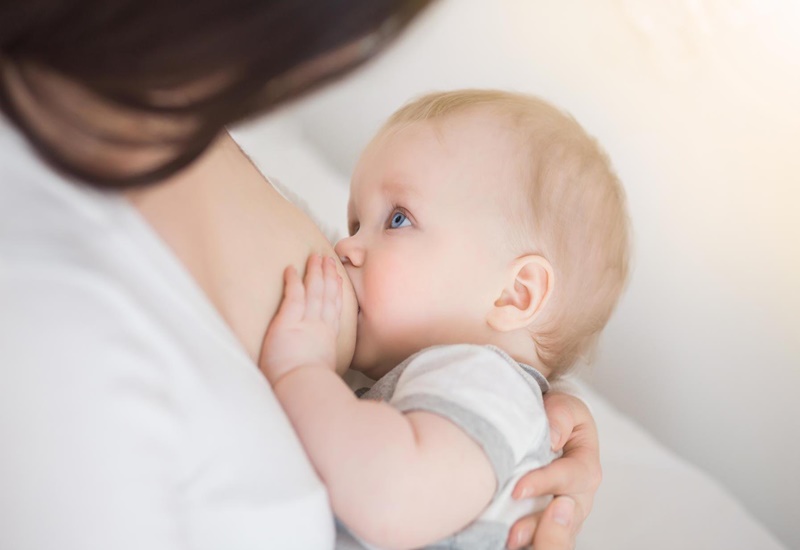 Trẻ sơ sinh bú bao nhiêu là đủ và dấu hiệu trẻ đã ăn no